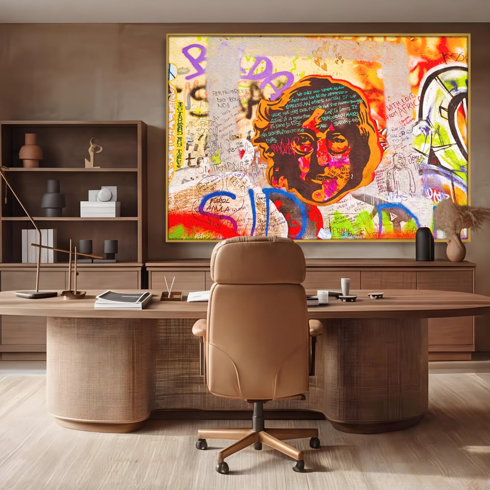Tablou canvas cu tablou canvas cu john lennon si graffiti, in rama de aluminiu auriu, pe perete intr-un birou